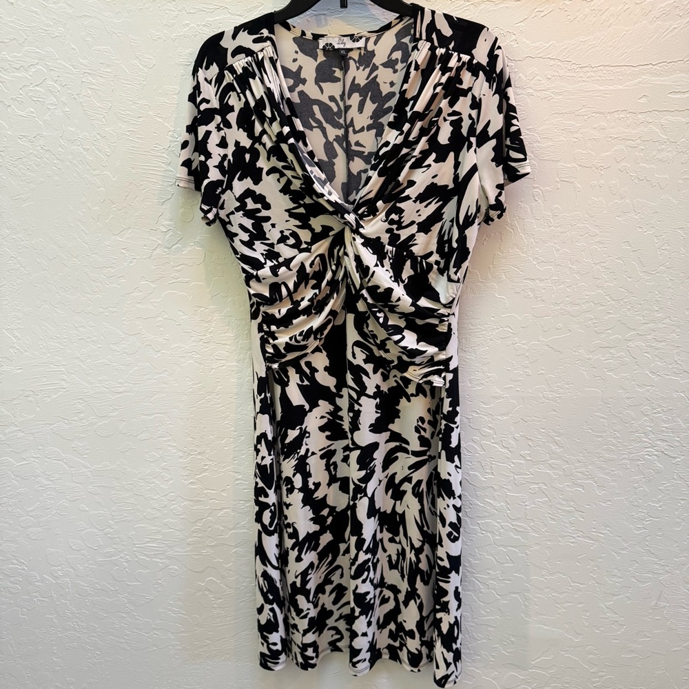 Lily Women’s Black & White Floral Faux Wrap Dress Sz xL